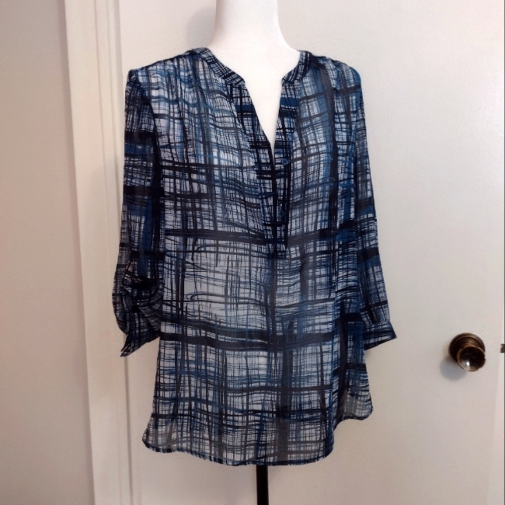 Lightweight sheer Hi-Lo blouse